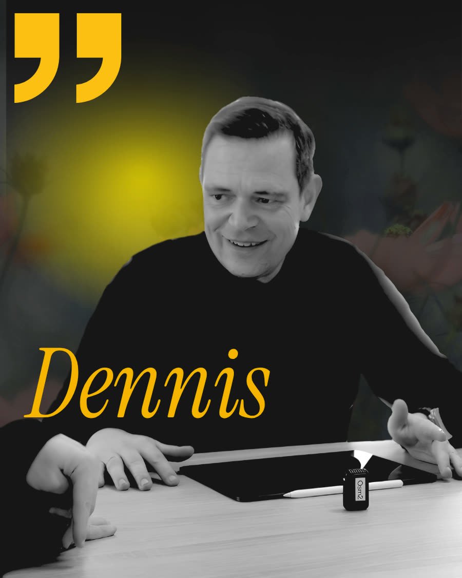 Dennis, Moderator und Producer bei Total Normal, am Schnittplatz